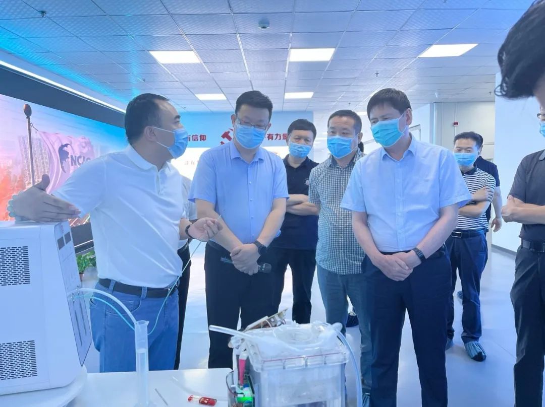 新鄉(xiāng)市工信局黨組書記杜家武局長(zhǎng)宋光旭一行蒞臨我司在新研發(fā)生產(chǎn)基地調(diào)研