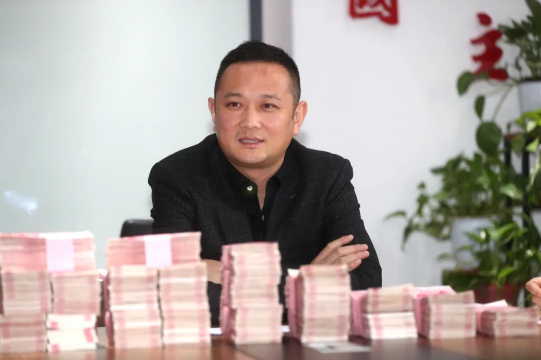 潑天富貴！新零售聯(lián)盟發(fā)放年終分紅，成捆現(xiàn)金直接拎走！