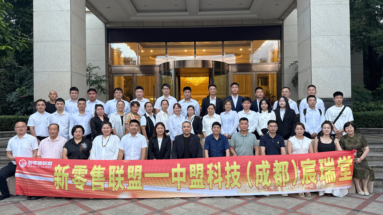 9023de513d972cf14413e1c0ec9555b0.jpg 大合影(壓.jpg