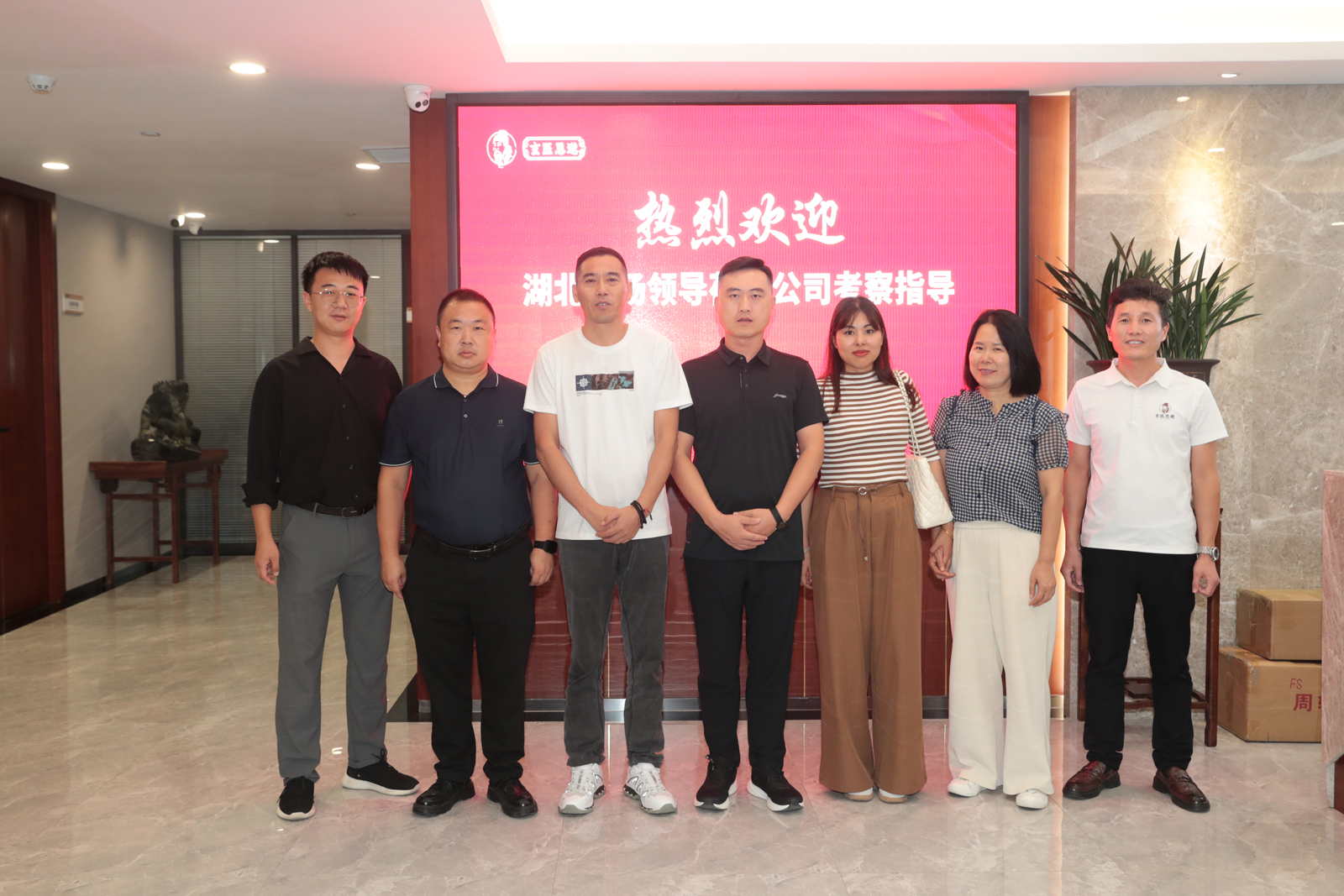 69f23ef75765899f1b37323b7cc05be5.jpg 公司合影(壓縮).jpg