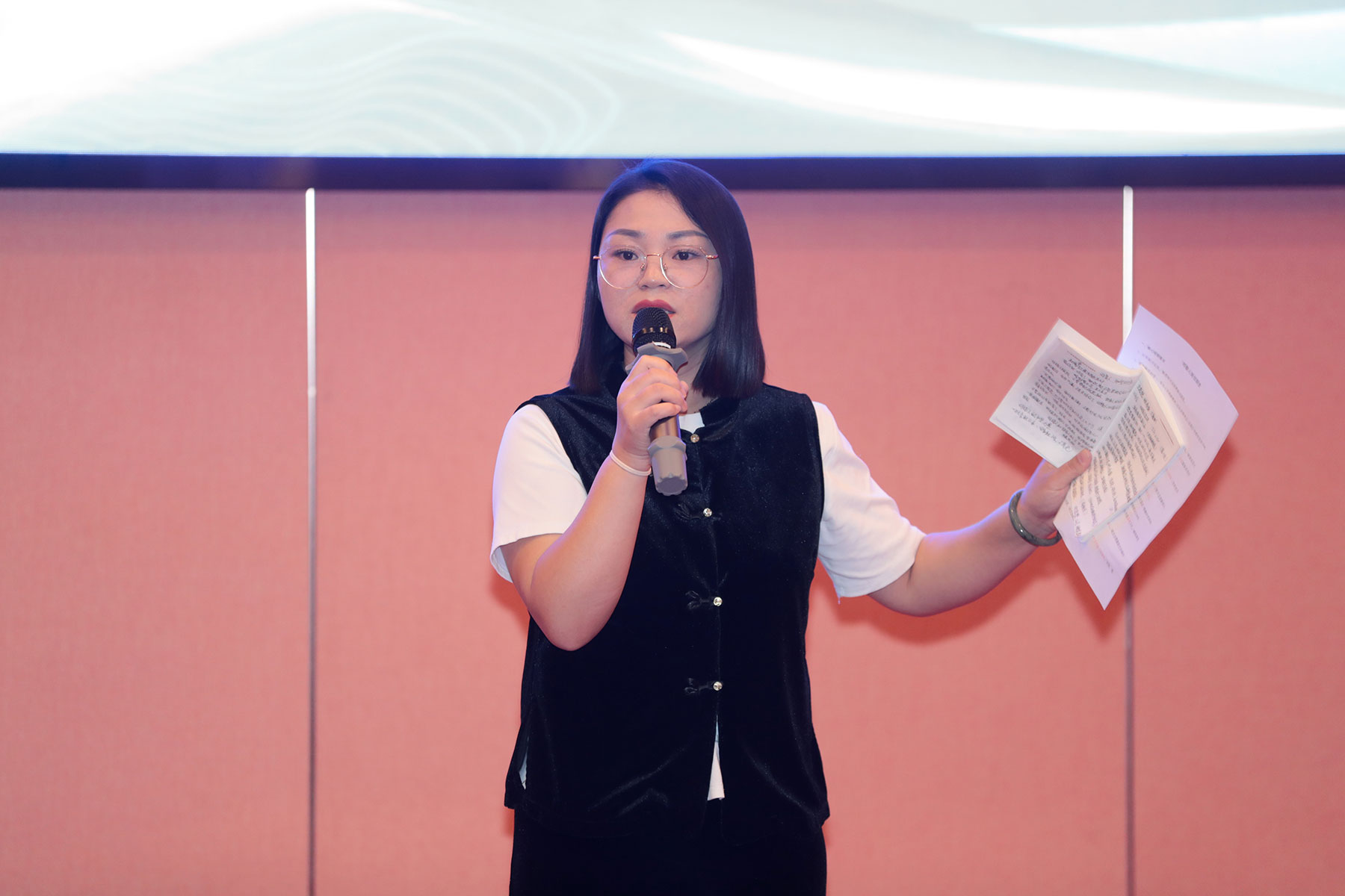 a5e80e447c3bf8e6be1c21bb93dbb473.jpg 李艷艷-運營總裁.jpg